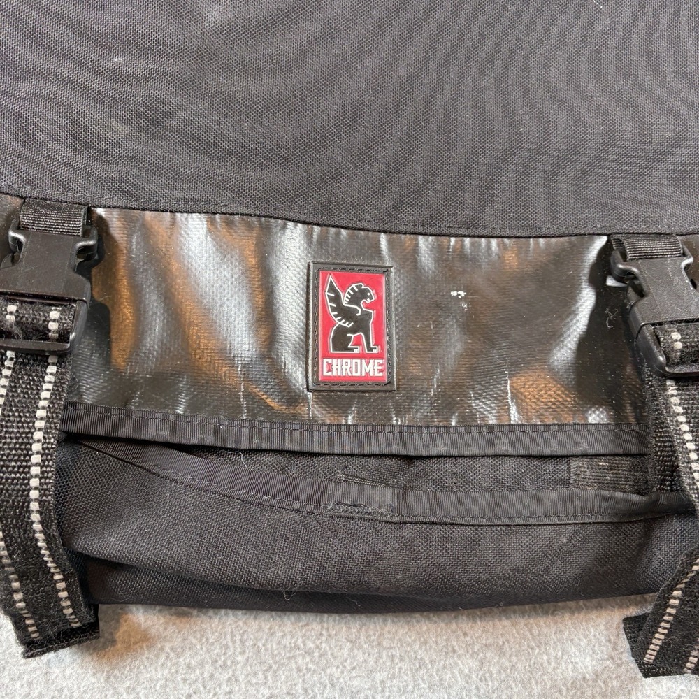Chrome Industries Citizen Messenger Bag Made in USA Seatbelt Buckle Black 24L - Picture 2 of 8